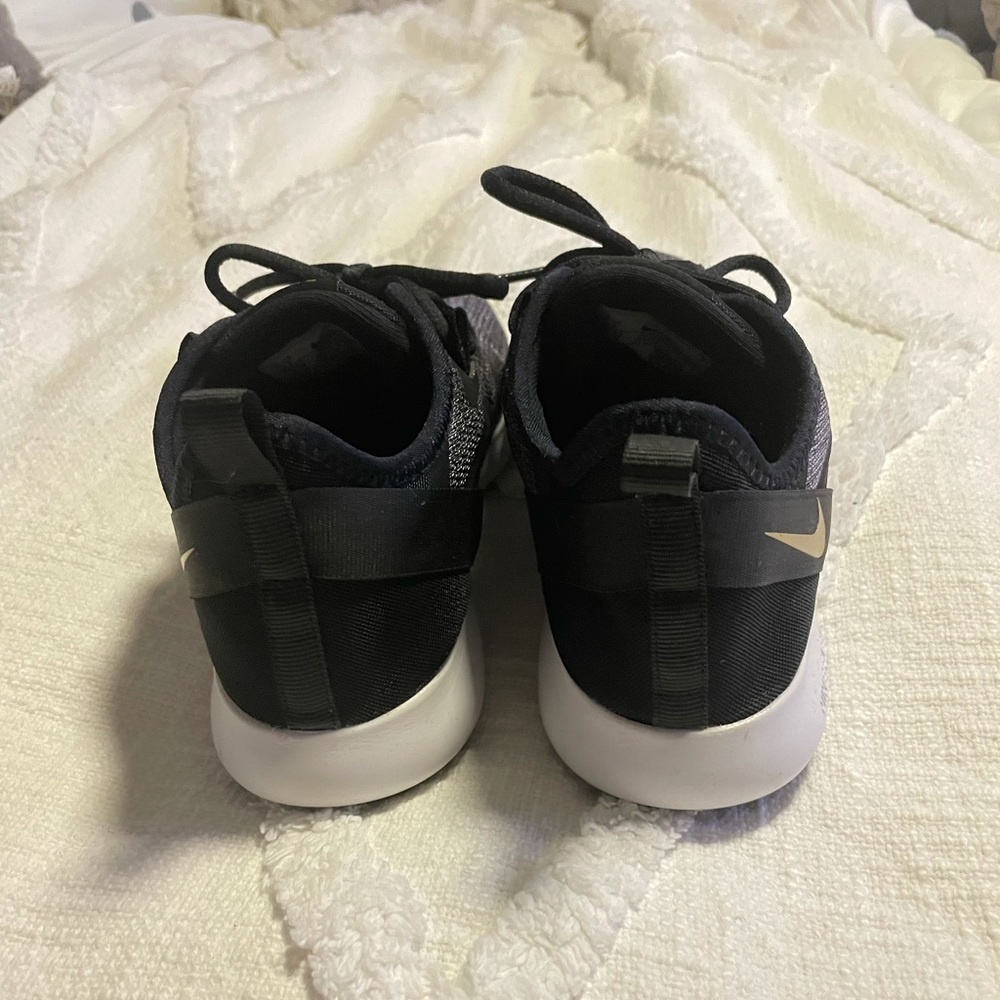 Nike - Picture 4 of 5